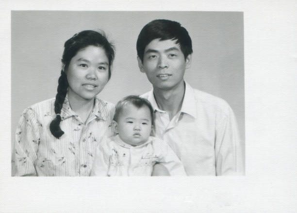 1980er jahre chinesische familie familienporträt foto - chinesische kultur fotos stock-fotos und bilder