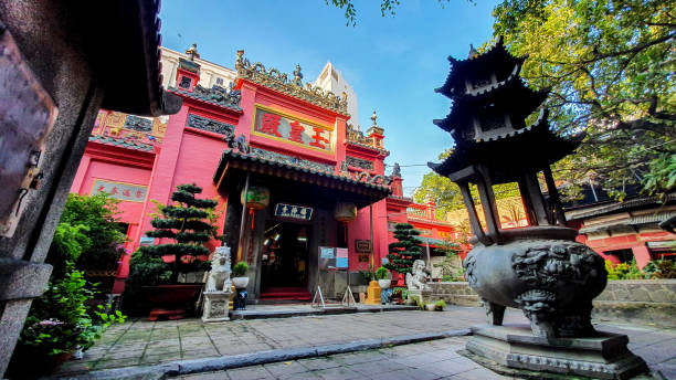 1区の玉皇帝パゴダのファサードビュー。このパゴダは、ホーチミン市で中国と非常に有名な、ベトナムで1892年に建てられました。 - emperor jade pagoda ストックフォトと画像