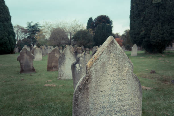 오래된 수수께끼와 소름 묘비. - sculpture gothic style grave spooky 뉴스 사진 이미지