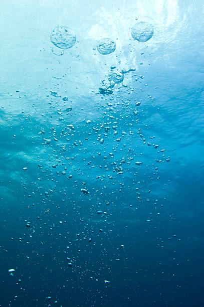바닷속이 sunbeams 및 비눗방울 - underwater textured effect water textured 뉴스 사진 이미지