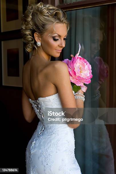 Красивая Невеста С Букет Цветов — стоковые фотографии и другие картинки Белый - Белый, Букет, В помещении