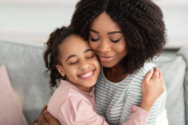 portrait en gros plan d’une mère et d’une fille noires heureuses qui s’embrassent - mothers day photos photos et images de collection