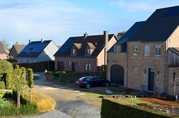 typisches belgisches wohnheim, ein ländliches viertel, eine halbe autostunde von brüssel entfernt... wenn kein stau. - satteldach stock-fotos und bilder