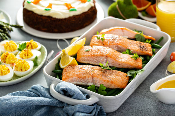 salmón y judías verdes para semana santa - baked salmon fotografías e imágenes de stock