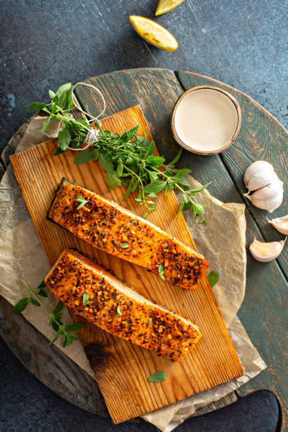salmone arrostito con tavola di cedro - prepared fish seafood barbecue grilled foto e immagini stock