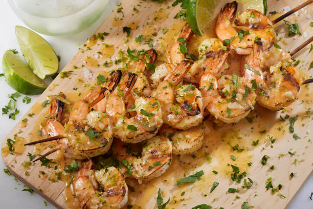 szaszłyki z krewetek limonkowych tequila - prepared shrimp prawn grilled lime zdjęcia i obrazy z banku zdjęć