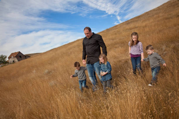 prairie father and children - prairie wide landscape sky imagens e fotografias de stock