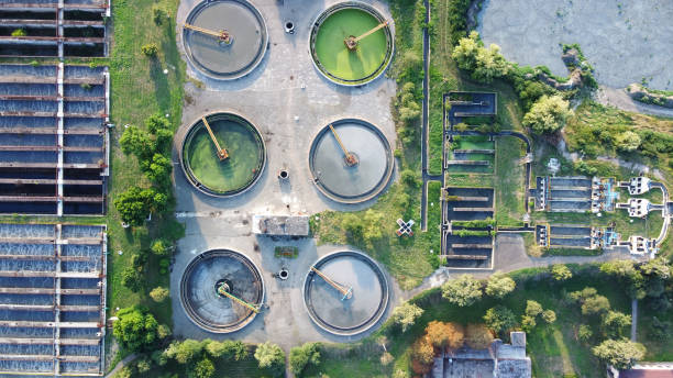 station d’épuration des eaux usées par le haut. vue en perspective aérienne du drone. - wastewater water sewage treatment plant garbage photos et images de collection