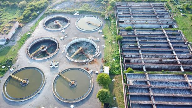 station d’épuration des eaux usées par le haut. vue en perspective aérienne du drone. - wastewater water sewage treatment plant garbage photos et images de collection