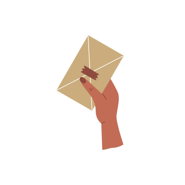 kobieca ręka trzyma zamkniętą kopertę kraft z listem izolowanym na białym tle. - mail postcard human finger letter stock illustrations