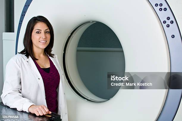 Foto de Linda Mulher Tomografia Computadorizada De Tecnologia e mais fotos de stock de Radiologista