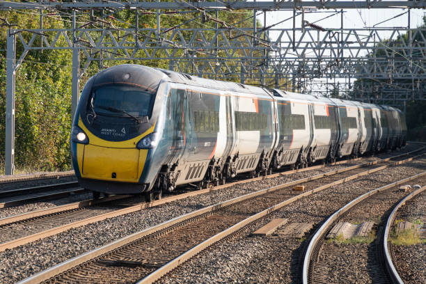 treno avanti west coast class 390 pendolino - british rail foto e immagini stock