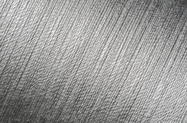 imagen de primer plano de textura de hilo de plata, línea diagonal de fondo imange - thread fotografías e imágenes de stock