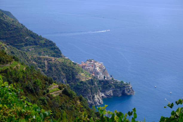 una vista del parque nacional de cinqueterre - european culture riomaggiore europe night fotografías e imágenes de stock