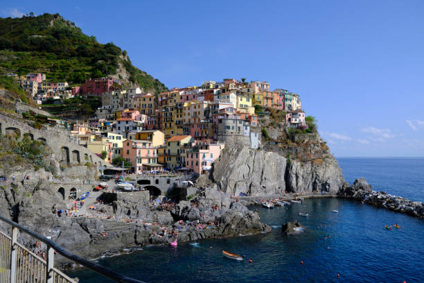 blick auf den nationalpark cinqueterre - european culture riomaggiore europe night stock-fotos und bilder