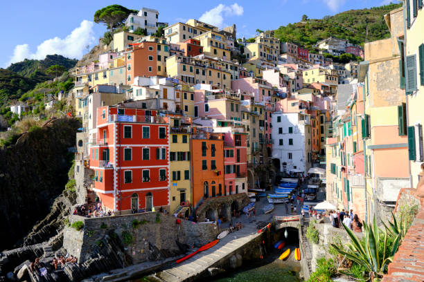 blick auf den nationalpark cinqueterre - european culture riomaggiore europe night stock-fotos und bilder