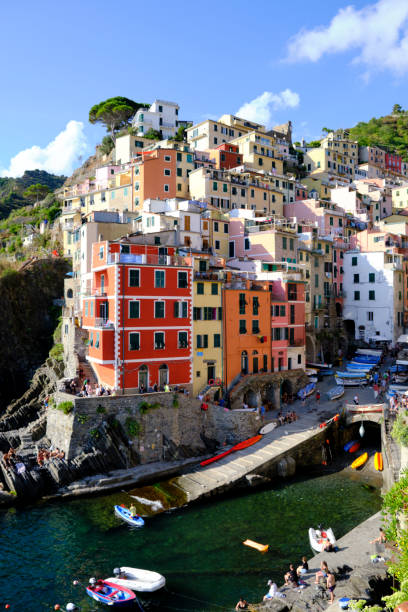 blick auf den nationalpark cinqueterre - european culture riomaggiore europe night stock-fotos und bilder