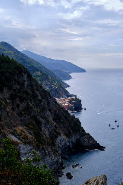 blick auf den nationalpark cinqueterre - european culture riomaggiore europe night stock-fotos und bilder