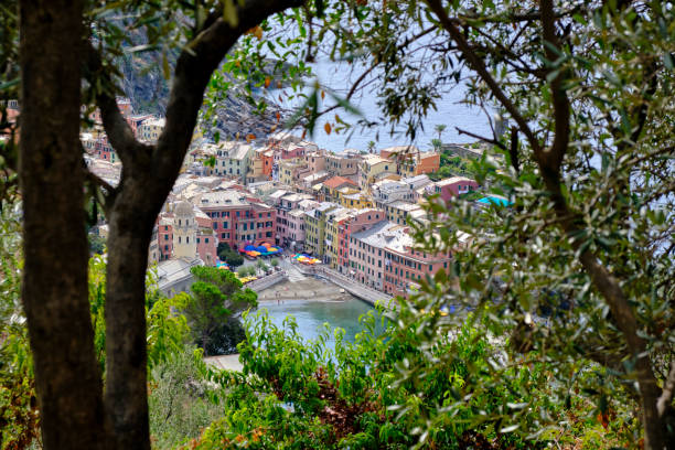 una vista del parque nacional de cinqueterre - european culture riomaggiore europe night fotografías e imágenes de stock