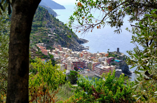 blick auf den nationalpark cinqueterre - european culture riomaggiore europe night stock-fotos und bilder