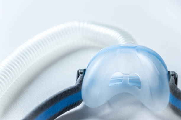 CPAP mask against obstructive sleep apnea helps patients respirator mask headgear clip for nose and throat breathing medication with cpap machine against snoring and sleep disorder to breath easier la máscara cpap contra la apnea obstructiva del sueño ayuda a los pacientes a respirar el clip de la máscara del tocado para la respiración de la nariz y la garganta con la máquina cpap contra los ronquidos y el trastorno del sueño para respirar más