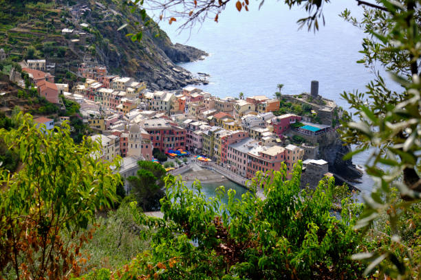 blick auf den nationalpark cinqueterre - european culture riomaggiore europe night stock-fotos und bilder