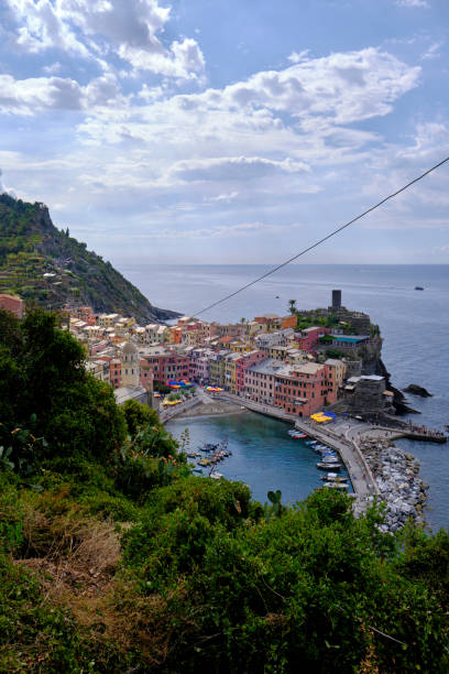 blick auf den nationalpark cinqueterre - european culture riomaggiore europe night stock-fotos und bilder