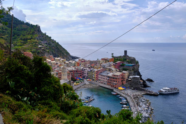 blick auf den nationalpark cinqueterre - european culture riomaggiore europe night stock-fotos und bilder