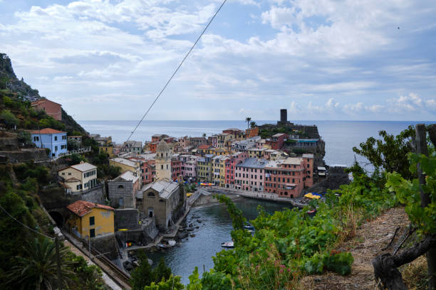 una vista del parque nacional de cinqueterre - european culture riomaggiore europe night fotografías e imágenes de stock