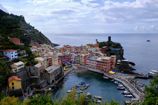 una vista del parque nacional de cinqueterre - european culture riomaggiore europe night fotografías e imágenes de stock