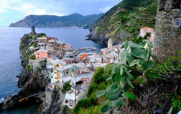 blick auf den nationalpark cinqueterre - european culture riomaggiore europe night stock-fotos und bilder