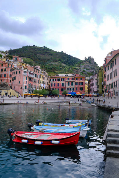 blick auf den nationalpark cinqueterre - european culture riomaggiore europe night stock-fotos und bilder