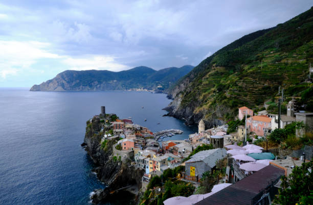 una vista del parque nacional de cinqueterre - european culture riomaggiore europe night fotografías e imágenes de stock