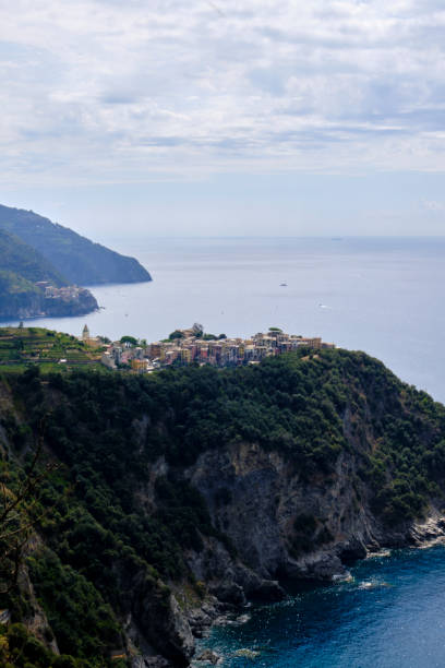 blick auf den nationalpark cinqueterre - european culture riomaggiore europe night stock-fotos und bilder