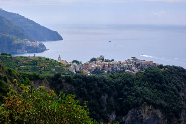 blick auf den nationalpark cinqueterre - european culture riomaggiore europe night stock-fotos und bilder