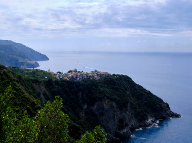 blick auf den nationalpark cinqueterre - european culture riomaggiore europe night stock-fotos und bilder