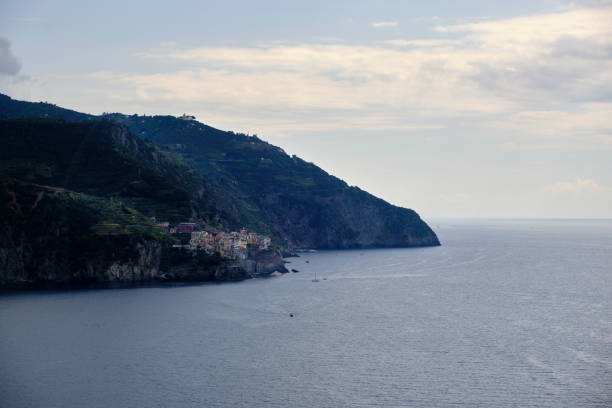 blick auf den nationalpark cinqueterre - european culture riomaggiore europe night stock-fotos und bilder