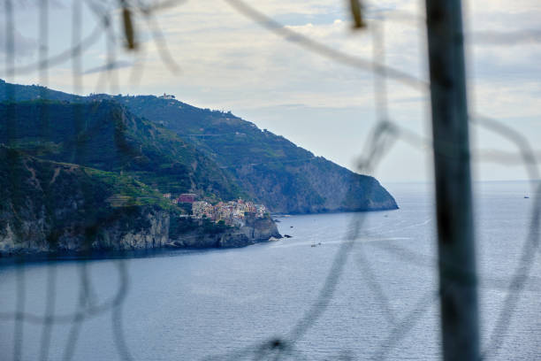 blick auf den nationalpark cinqueterre - european culture riomaggiore europe night stock-fotos und bilder