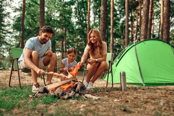 森の中で犬と家族 - camping family nature tent ストックフォトと画像