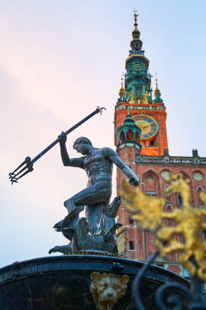 danzica, polonia. statua di nettuno in una fontana, simbolo della città. municipio sullo sfondo. - gdansk foto e immagini stock