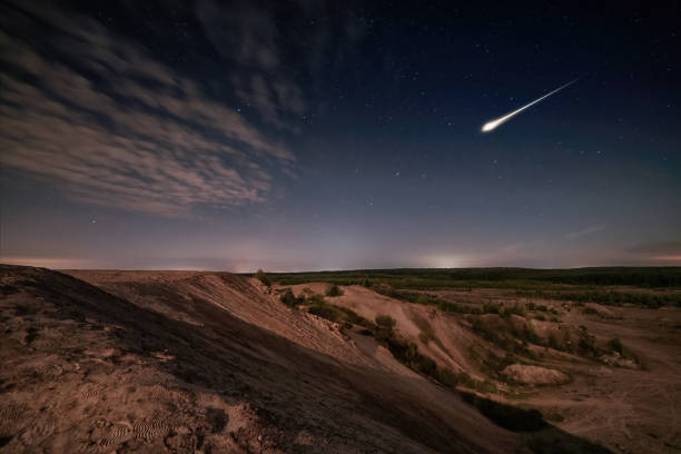 meteor über sandhügeln und wald bei mondlicht und sternenhimmel - komet stock-fotos und bilder