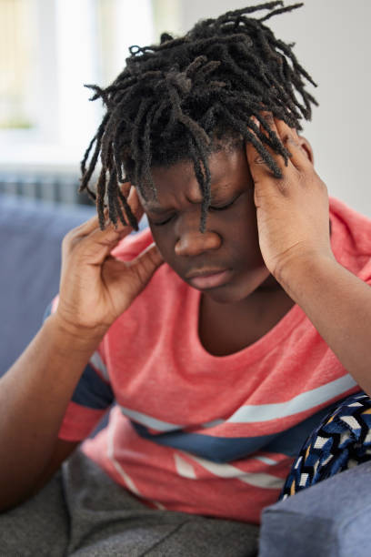 adolescent malade avec des maux de tête à la maison - grimacing male african descent teenage boys photos et images de collection