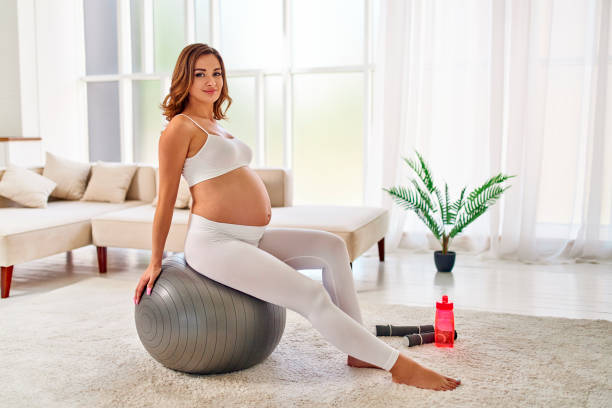femme enceinte - yoga ball photos et images de collection