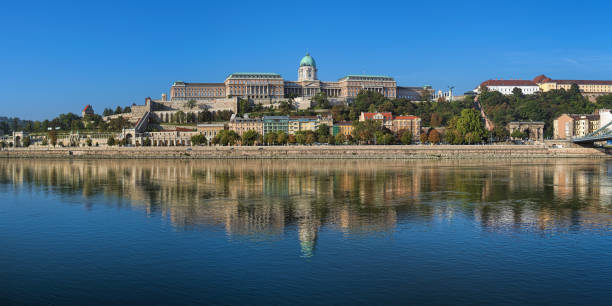 vista panorâmica de castle hill com palácio real em budapeste, hungria - sandor palace - fotografias e filmes do acervo