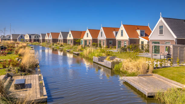 River scene in Resort Poort van Amsterdam is characterized by its unique location. With traditional style chalets and the gently flowing water of the Marker lake just a few metres away from the holiday park.