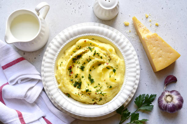 purè di patate con parmigiano ed erbe aromatiche - light vegetarian food garlic spice foto e immagini stock