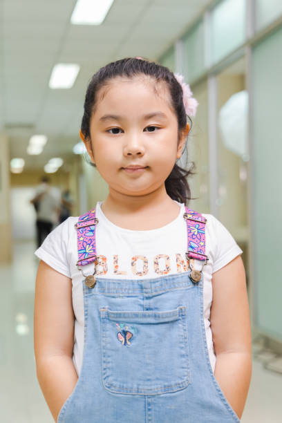 portret azjatyckiej uroczej dziewczynki - children only healthy lifestyle vertical close up zdjęcia i obrazy z banku zdjęć