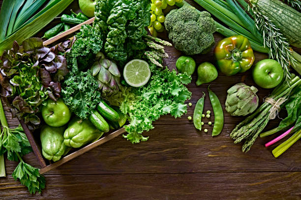 tischansicht hintergrund einer variation grünes gemüse für entgiftung und alkalische diät. in einer kiste auf einem rustikalen holztisch - kale vegetable food leaf vegetable stock-fotos und bilder