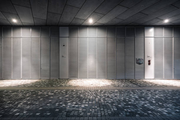 passerella pedonale in mattoni vuota di notte - cement floor frame abandoned architecture foto e immagini stock
