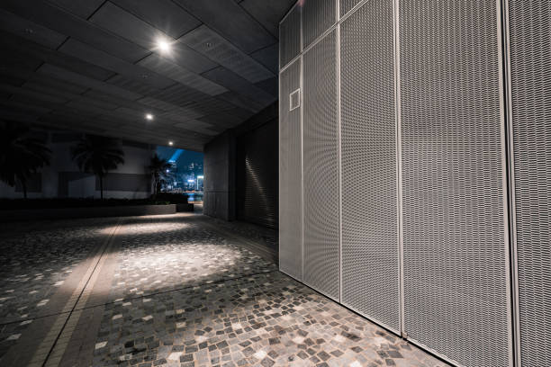 passerella pedonale in mattoni vuota di notte - cement floor frame abandoned architecture foto e immagini stock